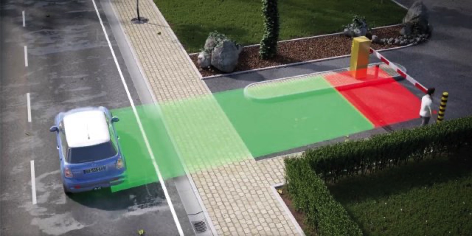 Die Schranke öffnet sich nur, wenn sich ein Fahrzeug nähert